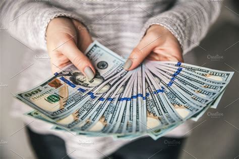 A lot of money in female hands в 2020 г с изображениями Обмен