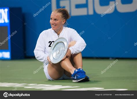 Download Svetlana Kuznetsova Sitting On The Ground Wallpaper ...