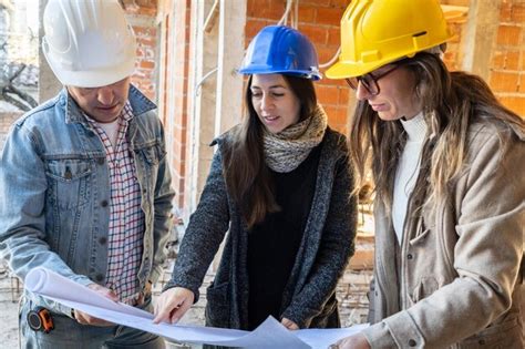 Una Ingeniera Latina Y Un Equipo De Arquitectas Con Un Proyecto De Construcci N En Marcha Foto
