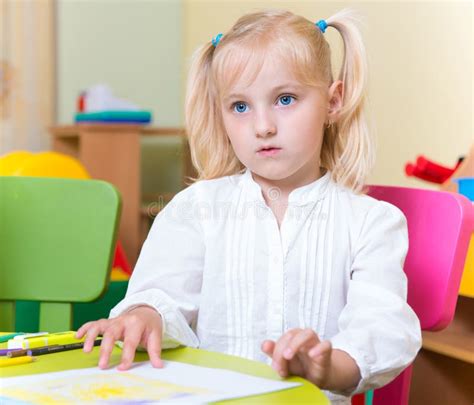 Portrait De Petite Fille Blonde Avec Des Yeux Bleus Photo Stock Image Du Occasionnel Beau