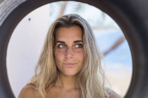 Hermosa Rubia En Bikini Rojo Sin Retocar Imagen De Archivo Imagen De Cara Actividad