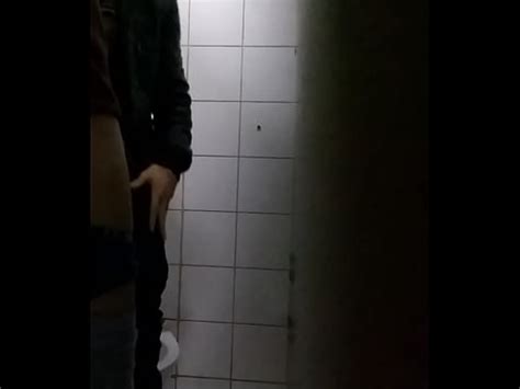 Carinha chupando o outro no banheirão XVIDEOS