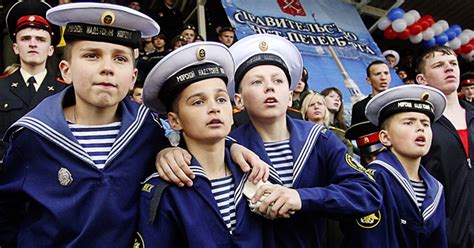 День Тельняшки: история знаменитой полосатой формы моряков