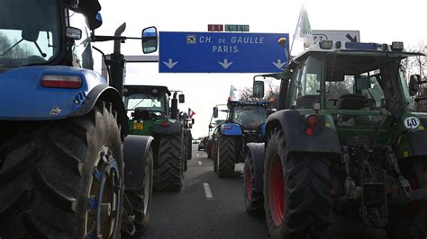 Des Agriculteurs En Col Re Bloquent Les Grands Axes Routiers Menant