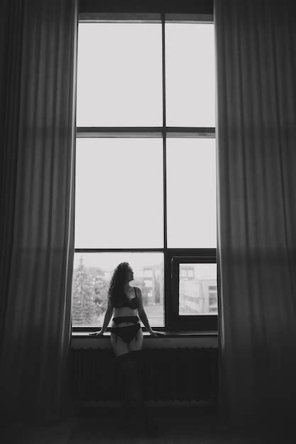 Linda Mulher Vestindo Lingerie Preta Dentro De Casa Retrato De Uma Linda Garota Sonhadora Em Uma