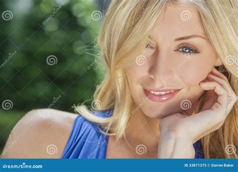 Belle Femme Blonde Avec Des Yeux Bleus Image stock Image of féminin sain 33871375