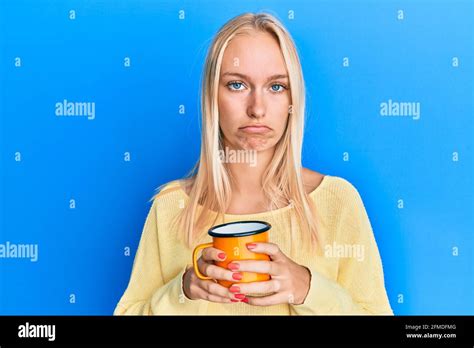 Jeune fille blonde tenant le café déprimé et s inquiéter de la détresse pleurant en colère et