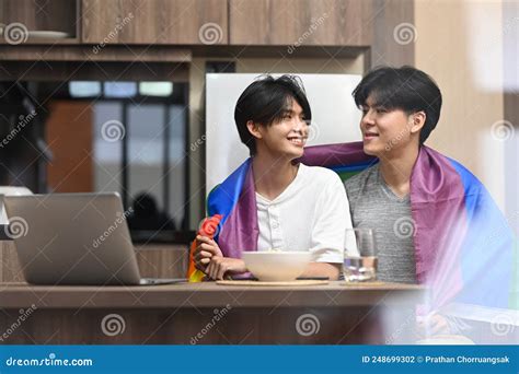 Pareja Gay Romántica Abrazándose Bajo La Bandera Del Orgullo Lgbtq Relación De Orgullo Lgbt Y