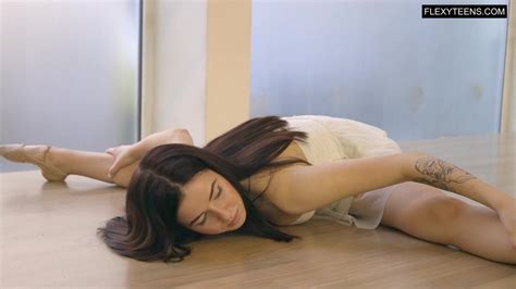 Saule Elastiga Super Hot Flexible Babe Xhamster