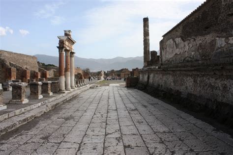 Pompeii La Citta Sospesa Nel Tempo Daniele Mancini Archeologia