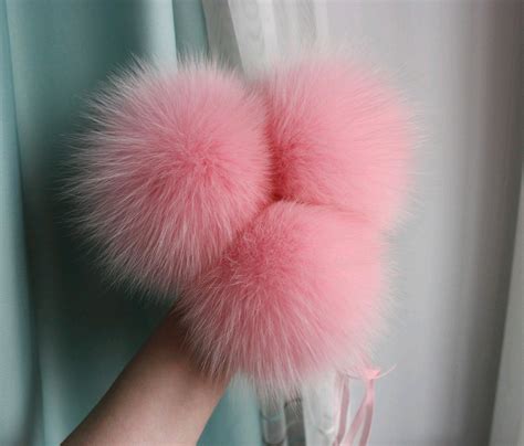 Меховые помпоны из песца оттенки розового купить в интернет-магазине ...