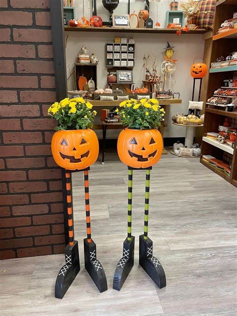 16 Plastic Pumpkin Pail Decor Ideas » Lady Decluttered