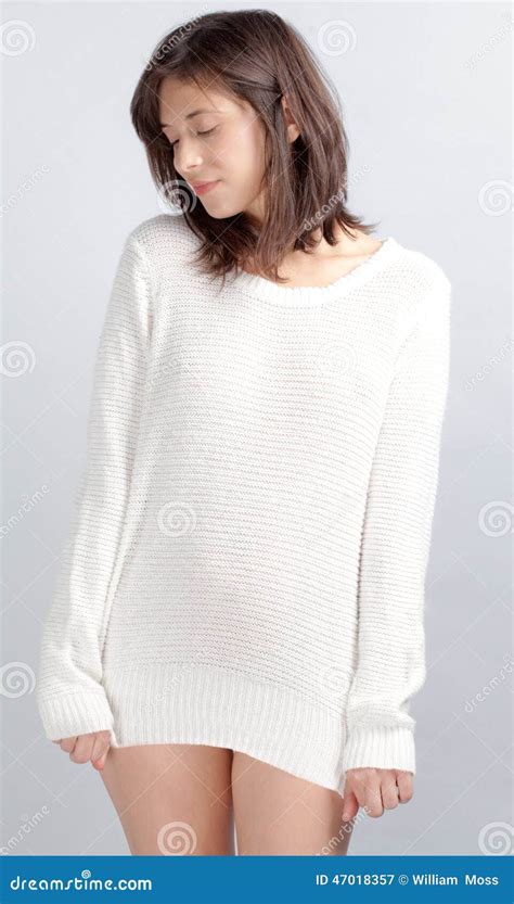 Leuke Vrouw In Sweater Zonder Broek Stock Afbeelding Image Of