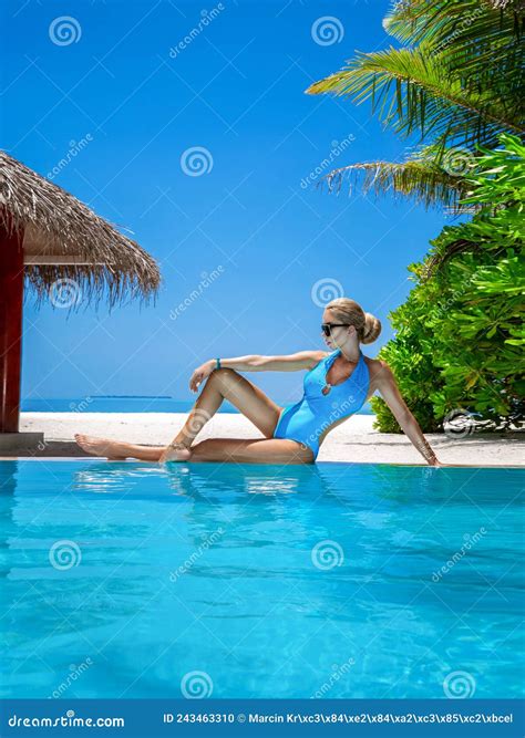 Sexy Frau In Bikini Am Tropischen Sandstrand Der Malediven Junges Glamour Modell In Badeanzug