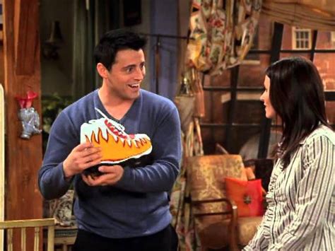 Кроссовки с необычной подошвой