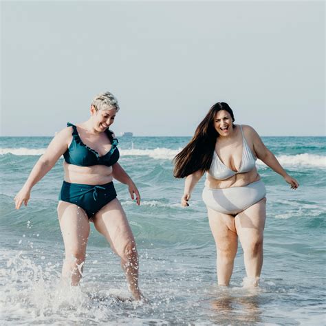 Dicke Leute Im Bikini Am Strand