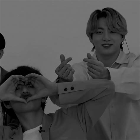 lean adlı kullanıcının 愛 TAEKOOK panosundaki Pin Çift Gay Dijital portre