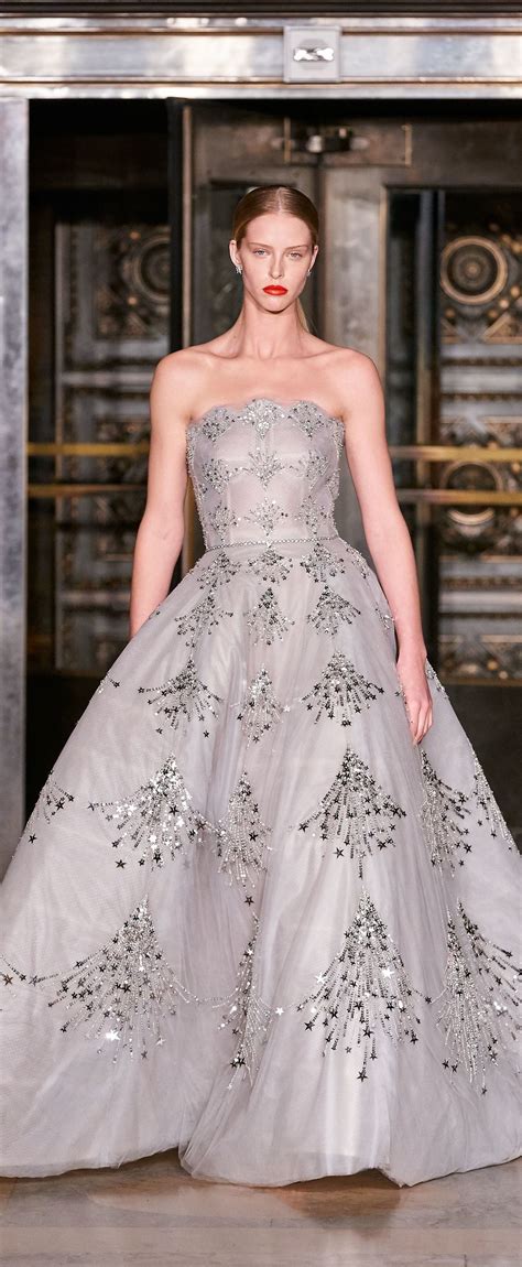 Oscar De La Renta Fall 2020 Rtw In 2020 Stunning Dresses Oscar Dresses Strapless Dress Formal