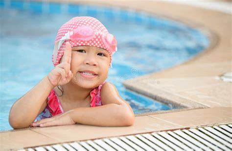 Petite Fille Asiatique Mignonne Sur Le Costume De Bikini Photo Stock Image Du Natation
