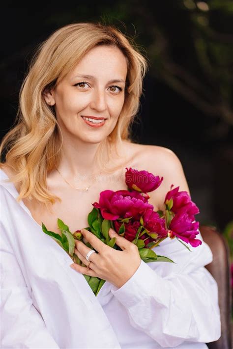 Tendret Une Femme Blonde En Chemise Blanche Et Un Bouquet De Pivoines Image Stock Image Du