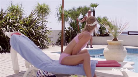 Wowgirls Violetta la blonde super sexy se fait séduire pour une baise xHamster