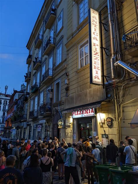 Wait over an hour for one of the most popular pizzas in Naples: L