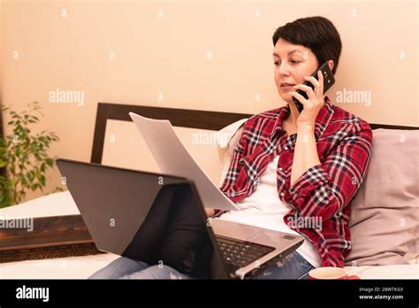 Short Haired Brunette Hi Res Stock Photography And Images Alamy