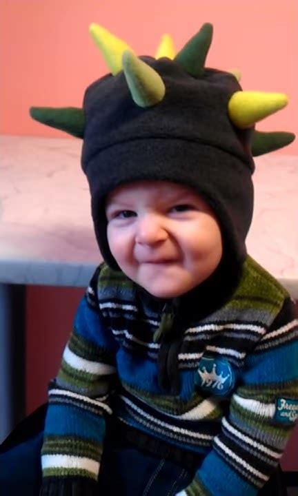 Ёлка мальчик 2 годика рассказывает стих - YouTube