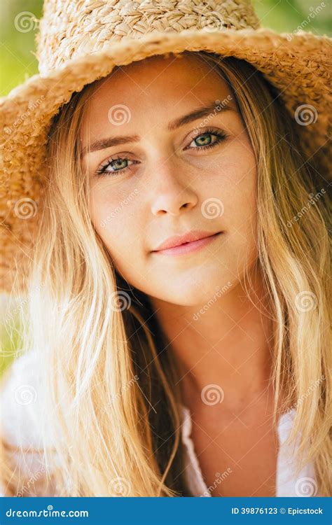 Portrait De Belle Fille Blonde Sur La Plage Image stock Image du fuselage décolleté 39876123