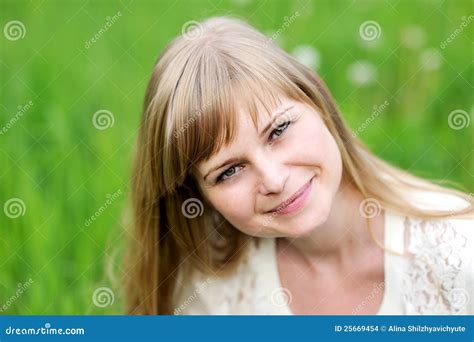 Het Portret Van De Close Up Van Mooie Jonge Blonde Vrouw Stock Foto Image Of Toevallig Sluit