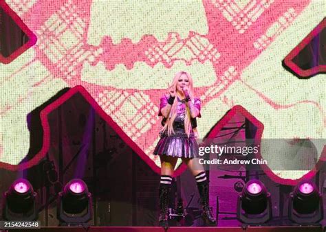 22742 Avril Lavigne Photos And High Res Pictures Getty Images