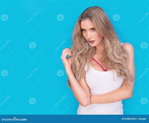 Modische Attraktive Intensive Junge Blonde Frau Stockfoto Bild Von Kamera Intensiv 63805330