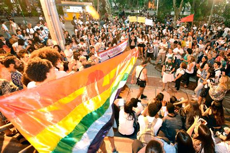 Ato contra cura gay reúne centenas de pessoas no Centro de JF