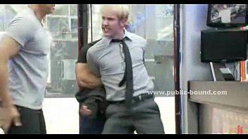 Tíos cachondos se follan a un esclavo en sexo grupal gay XVIDEOS