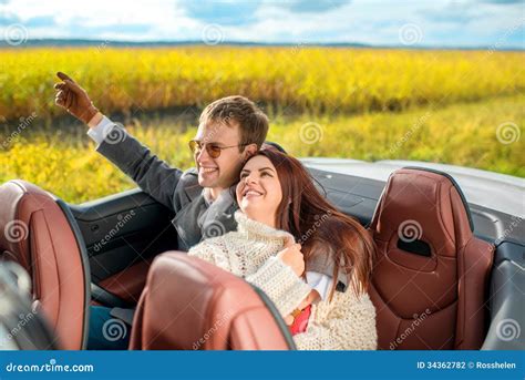 Pares Felices En El Coche Foto De Archivo Imagen De Coche 34362782