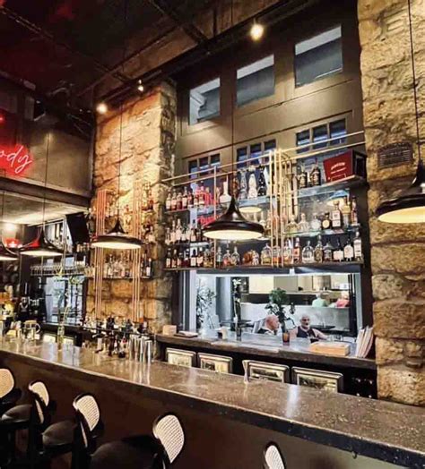 Naked Ath στην πλατεία Αγίας Ειρήνης