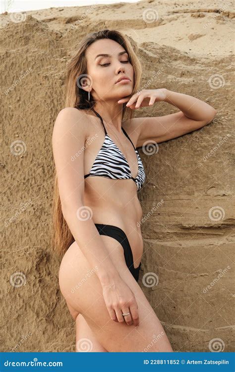 Sexig Fostrande Kvinna I Bikini Relaxande Solbadande Ensam Vid Sandstrand Arkivfoto Bild Av