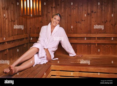Profiter De Sa S Ance Avec Le Sauna Une Femme Mature Dans Un Sauna Photo Stock Alamy