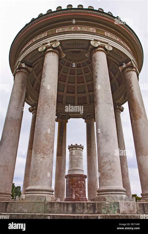 Round greek temple Banque de photographies et d’images à haute ...