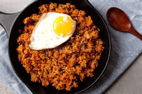 Comida Coreana Kimchi Arroz Frito Con Kimchi Y Arroz Imagen De Archivo