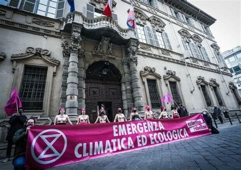 Torino Nude Davanti Al Consiglio Regionale Attiviste Protestano Contro Lo Stupro Climatico