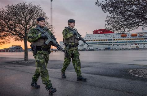 Sweden, Worried by Russia, Beefs Up Troops on Gotland - Bloomberg