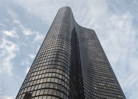 Lake Point Tower: History, Architecture, and Facts