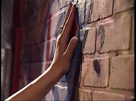 Zwei junge neugierige blonde Küken suchen nach Abenteuern für ihre saftigen Hintern und