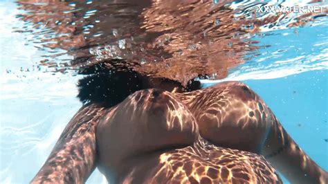 Very horny big ass and big boobs Latina Yorgelis in the pool Vidéos Porno Gratuites YouPorn