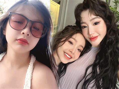 Gấp đôi visual mẹ con nhà Elly Trần Hot mom U trẻ bất bại thiên thần lai ra dáng thiếu nữ