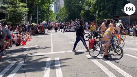 ABSURDO homens pelados expõem genitália na frente de crianças em Parada Gay VEJA VÍDEO