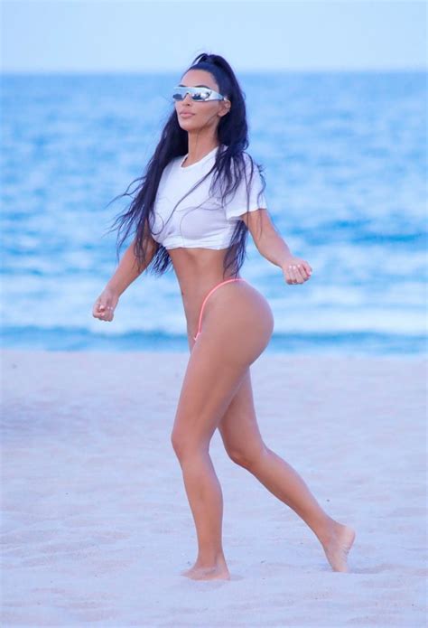 Kim Kardashian causa sensación con diminuto bikini