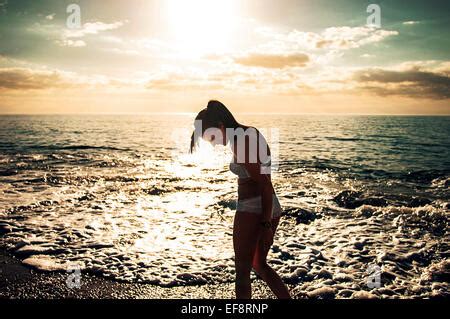 Junge Frau Im Bikini Am Strand Stockfotografie Alamy