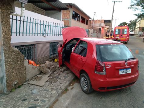 Carro Derruba Muro De Casa E Fere Mulher Em Conselheiro Lafaiete Na